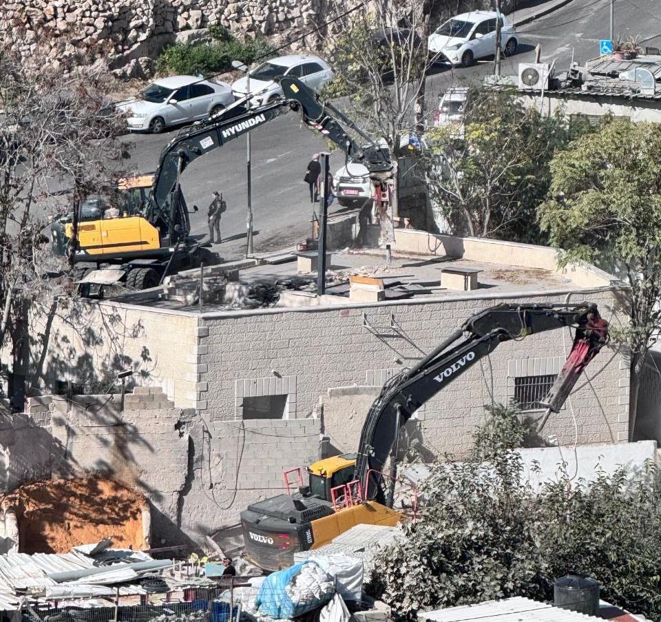 منزل المواطن المقدسي موسى بدران يُهدم يدويًا بعد إجباره على الهدم الذاتي لتفادي الغرامات الباهظة