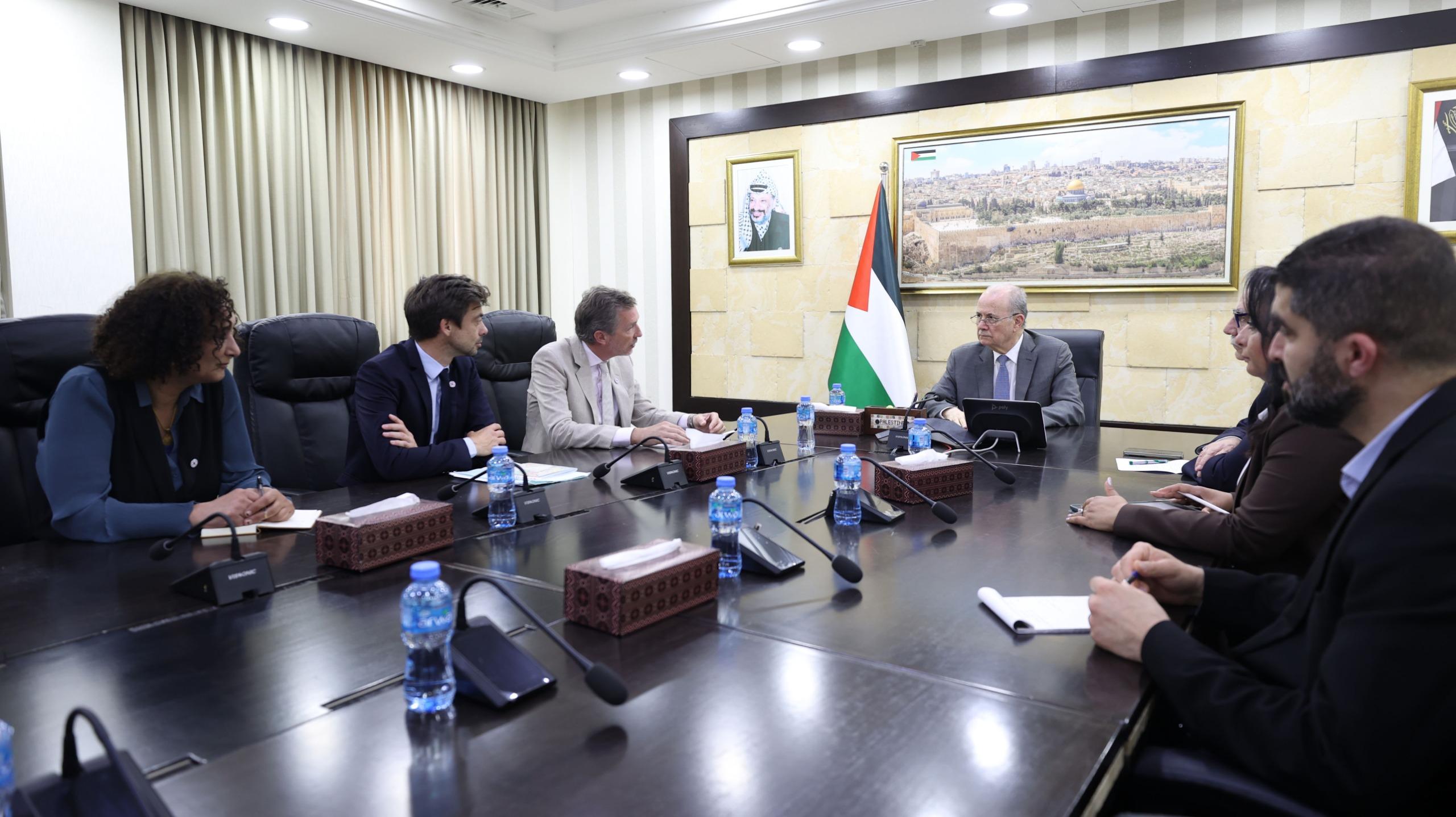 مباحثات فلسطينية دولية لتوسيع المستشفيات الميدانية وإدخال الأدوية ومتابعة أوضاع الأسرى والانتهاكات في الضفة
