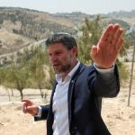 سموتريش يُوقع أمر إخلاء فوري للخان الأحمر قرب القدس