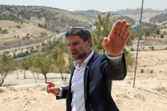 سموتريش يُوقع أمر إخلاء فوري للخان الأحمر قرب القدس