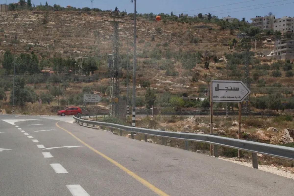 جرافات الاحتلال تغلق الطرق بالسواتر الترابية وتُبقي منفذًا واحدًا للقرى الغربية وسط استمرار الحصار والتضييق