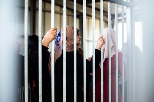 حماس: الانتهاكات بحق أسيرات سجن الدامون جرائم حرب تستوجب تحركاً عاجلاً