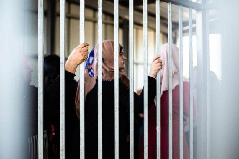 حماس: الانتهاكات بحق أسيرات سجن الدامون جرائم حرب تستوجب تحركاً عاجلاً