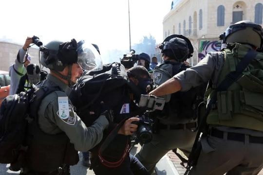 نقابة الصحفيين الفلسطينيين: 1327 واقعة احتجاز ومنع من التغطية منذ 2023
