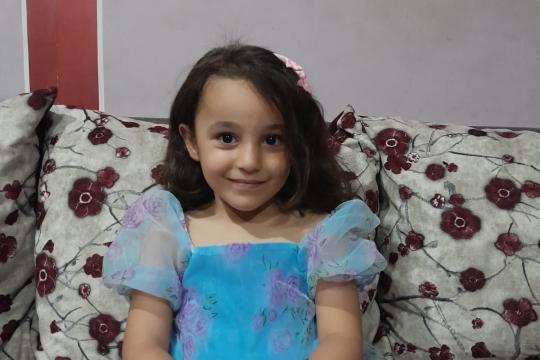 شظية تخطف يدها وجدّها… كنزي المدهون: طفلة فقدت الكثير وبقيت أقوى من الألم