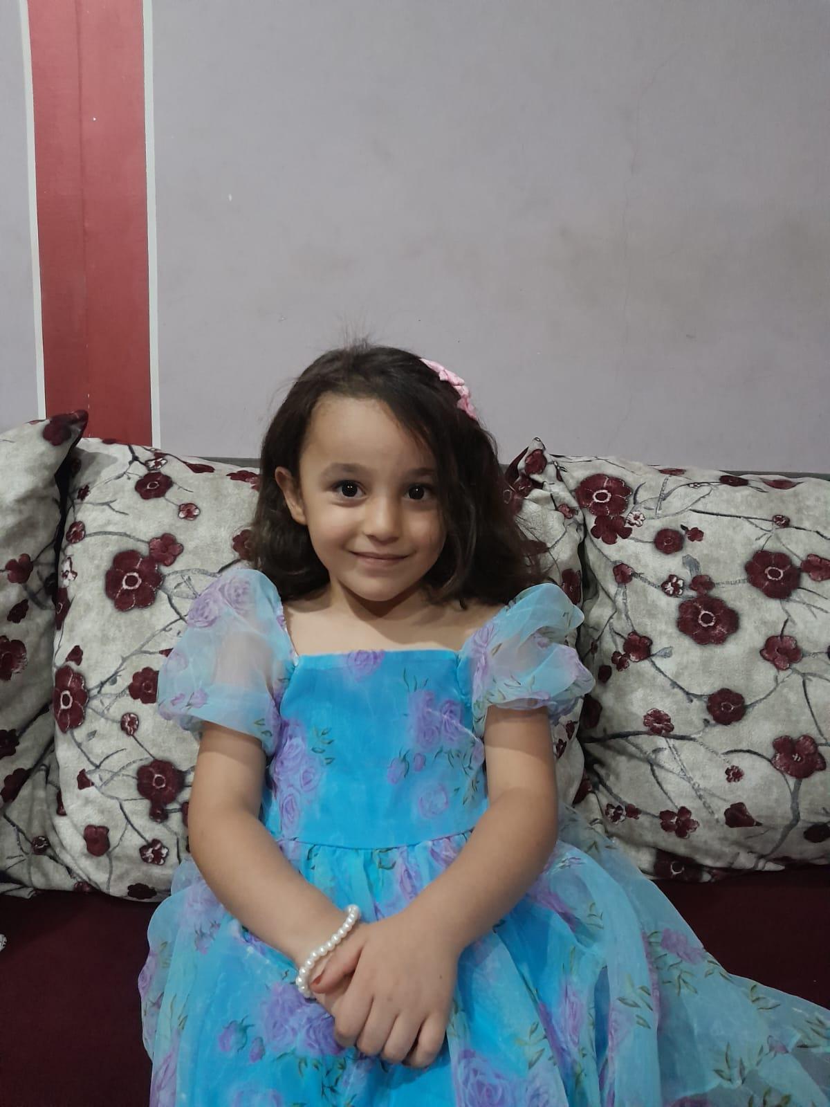 من حضن الجد إلى غرف العمليات والترحال بين ثلاث دول… رحلة طفلة غزّية تتشبث بالحياة رغم البتر والفقد