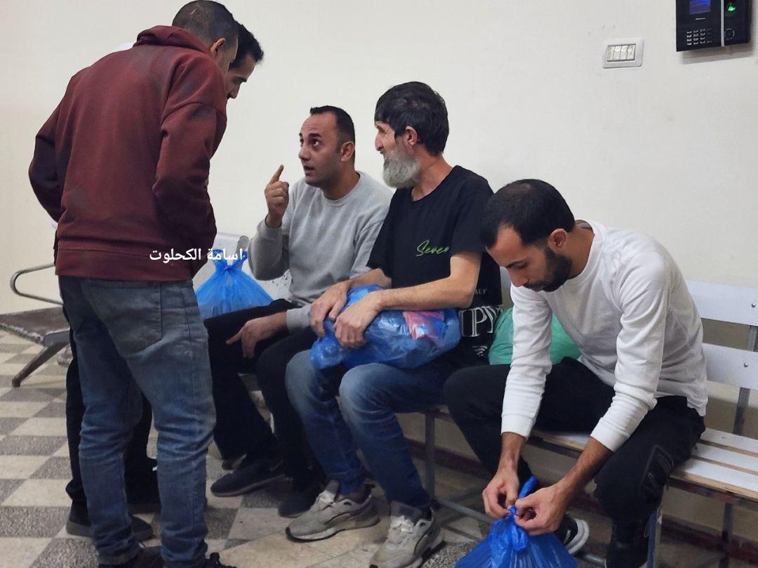 الصليب الأحمر ينقل الأسرى المفرَج عنهم بعد تسليمهم من قبل سلطات الاحتلال