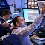 وول ستريت تتراجع أسبوعياً مع استمرار ضغوط الذكاء الاصطناعي رغم بيانات اقتصادية متفائلة