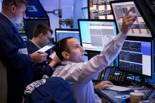 وول ستريت تتراجع أسبوعياً مع استمرار ضغوط الذكاء الاصطناعي رغم بيانات اقتصادية متفائلة