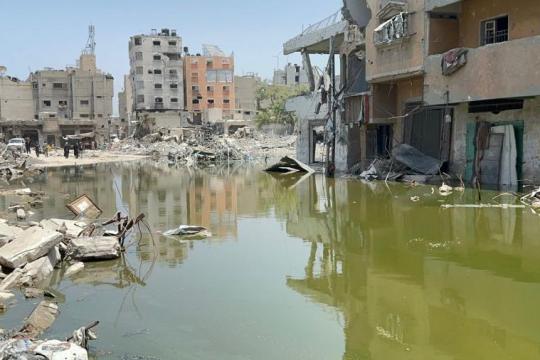 توقف محطات الصرف الصحي في خان يونس ينذر بكارثة بيئية