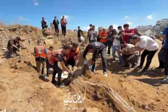 انتشال رفات 40 شهيدًا من مقبرة الشيخ رضوان بعد تجريف الاحتلال لمناطق في المقبرة