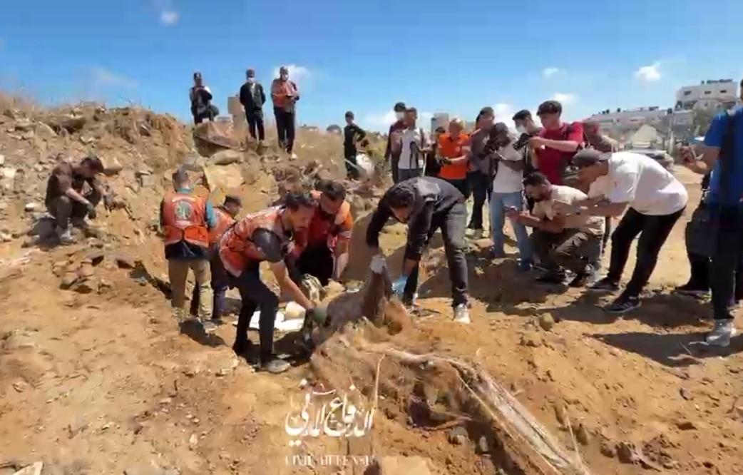 الدفاع المدني: اختلاط الرفات ونقلها للطب الشرعي وسط أزمة دفن متفاقمة في قطاع غزة