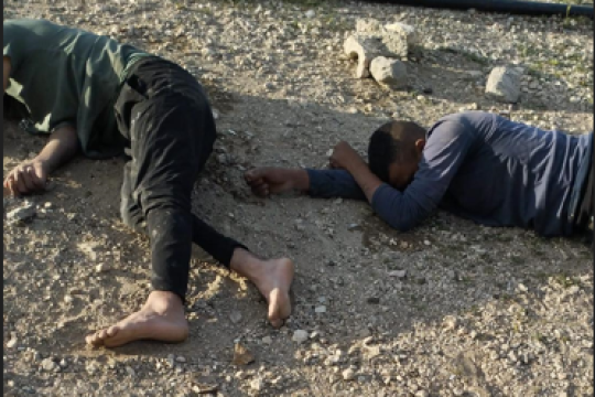 إصابة أربعة فلسطينيين برصاص واعتداء مستوطنين في الرام والخان الأحمر