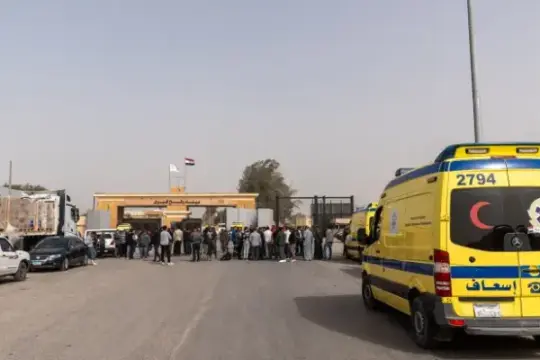 غزة: مغادرة 26 مريضاً و46 مرافقاً عبر معبر رفح لاستكمال العلاج بالخارج