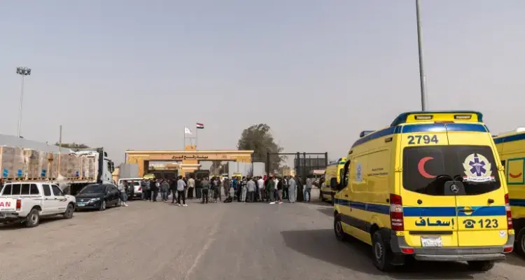 غزة: مغادرة 26 مريضاً و46 مرافقاً عبر معبر رفح لاستكمال العلاج بالخارج