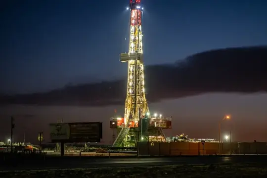 أسعار النفط الأميركية ترتفع فوق 100 دولار للبرميل وسط تصاعد التوترات في الشرق الأوسط