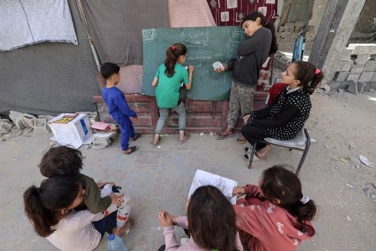 التعليم في غزة.. حين تصبح الحقيبة والدفتر والإنترنت أحلاماً مؤجلة