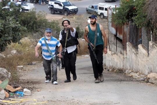 إصابة أربعة فلسطينيين إثر اعتداء مستوطنون على منازل وممتلكات المواطنين في بلدة بيتا