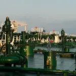 ارتفاع أسعار النفط بعد هجوم إيراني على ناقلة وتهديدات ترمب للبنية التحتية