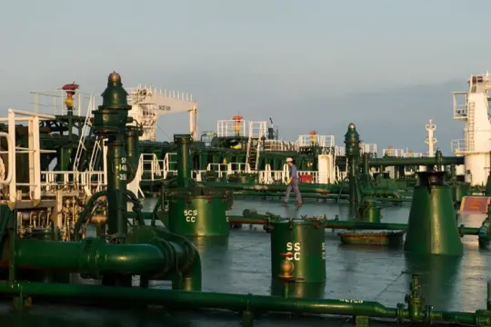 ارتفاع أسعار النفط بعد هجوم إيراني على ناقلة وتهديدات ترمب للبنية التحتية