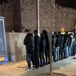 فلسطينيون يصلون التراويح عند أقرب نقطة للمسجد الأقصى بعد استمرار الإغلاق