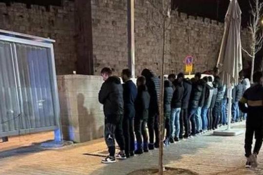 فلسطينيون يصلون التراويح عند أقرب نقطة للمسجد الأقصى بعد استمرار الإغلاق