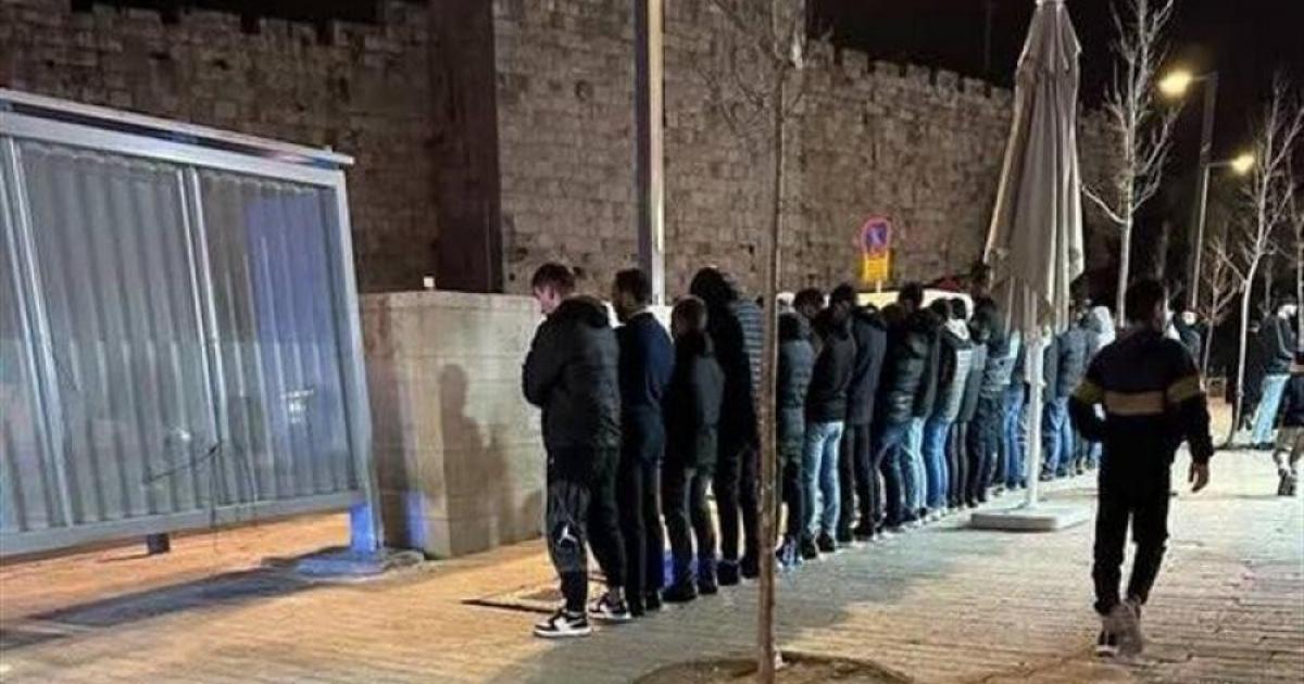 المصلون يؤدون صلاتي العشاء والتراويح عند باب الساهرة في القدس