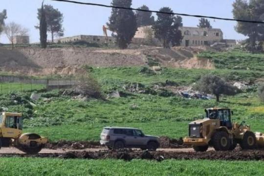 الاحتلال يجرف شارعًا رئيسيًا جنوب جنين