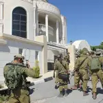 الاحتلال يُحوّل منزلا لثكنة عسكرية قرب رام الله