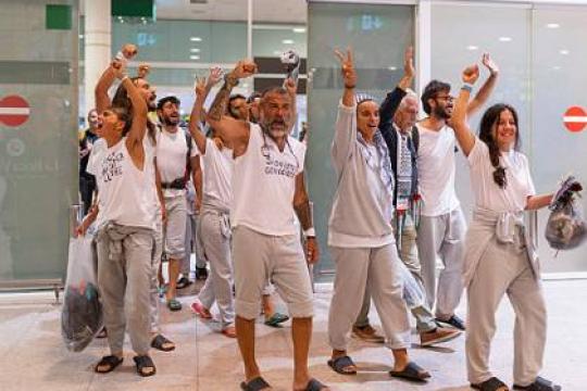 منظمات فلسطينية تدين ترحيل الاحتلال لـ32 متطوعًا دوليًا خلال موسم قطف الزيتون