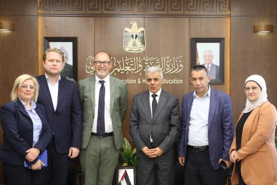 بحث تعزيز التعليم في غزة: تعاون بين وزارة التربية واليونيسف لدعم استمرارية العملية التعليمية