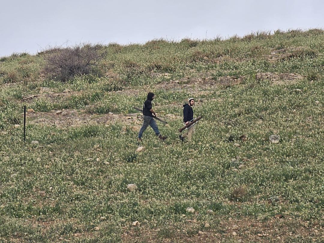 قوات الاحتلال تداهم نابلس وقلقيلية وطولكرم ورام الله وبيت لحم وجنين، فيما يواصل المستوطنون تسييج الأراضي واعتداءاتهم على الفلسطينيين