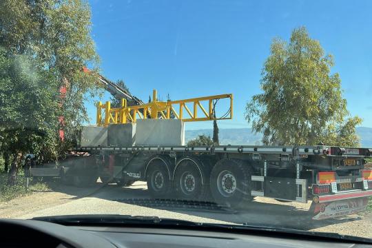 الاحتلال ينصب بوابتين حديديتين عند مداخل قرى بالأغوار الشمالية