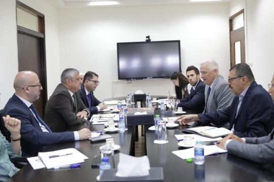 وزير الأشغال يبحث مع وفد أمريكي التدخلات في غزة والضفة