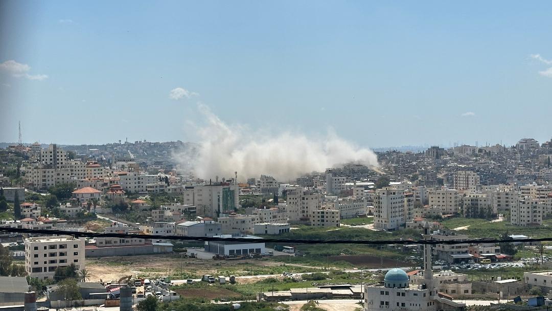 انفجار ضخم يهز المدينة وتصاعد الدخان من حارة البلاونة مع استمرار منع الوصول للمخيم