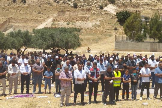 مئات المواطنين يؤدون صلاة الجمعة في أراضٍ مهددة بالاستيلاء جنوب الخليل ويؤكدون صمودهم