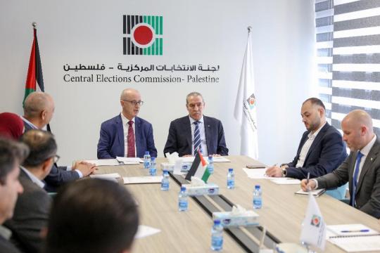 حسين الشيخ يطلع على استعدادات الانتخابات المحلية المقررة في نيسان