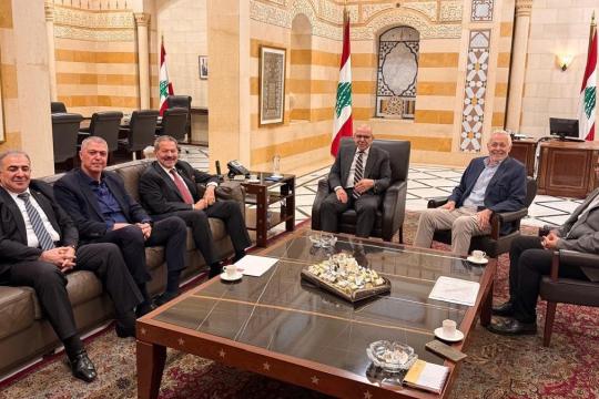 وفد فلسطيني يبحث مع رئيس الحكومة اللبنانية أوضاع اللاجئين وملف السلاح في المخيمات