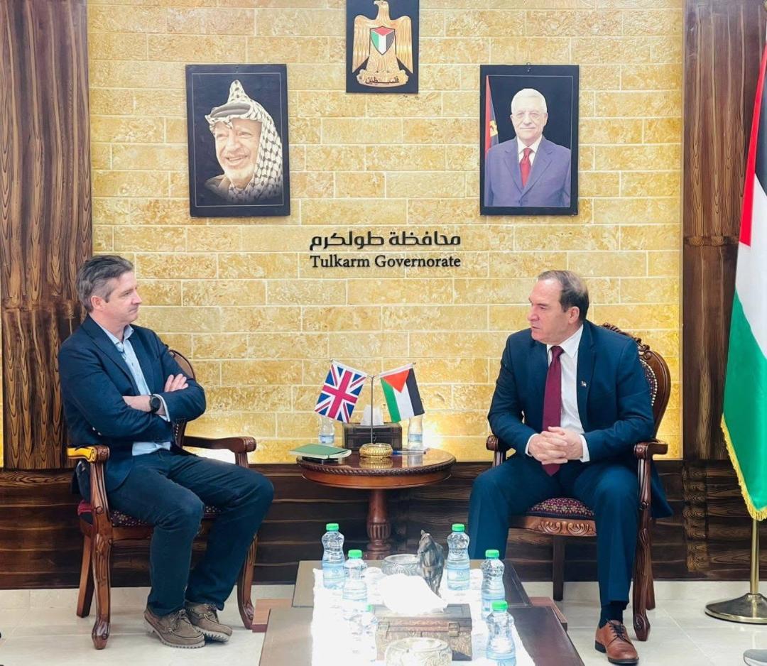محافظ طولكرم يطلع الفريق البريطاني على أوضاع المحافظة في ظل استمرار اعتداءات الاحتلال
