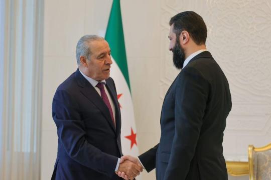 حسين الشيخ يلتقي الرئيس السوري في دمشق لبحث تطورات المنطقة وتعزيز العلاقات