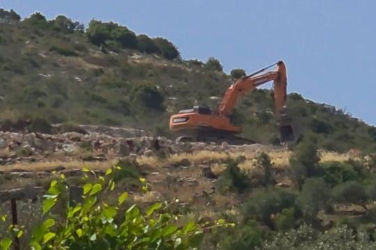 مستوطنون يجرفون أراضي زراعية غرب سلفيت لتوسيع طرق استيطانية