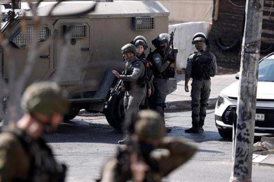 إصابة شاب فلسطيني برصاص الجيش الإسرائيلي أثناء محاولته اجتياز الجدار الفاصل شمال القدس