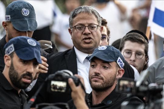 إيتمار بن غفير يمنح ترقية لضابط أعدم فلسطينيين في جنين