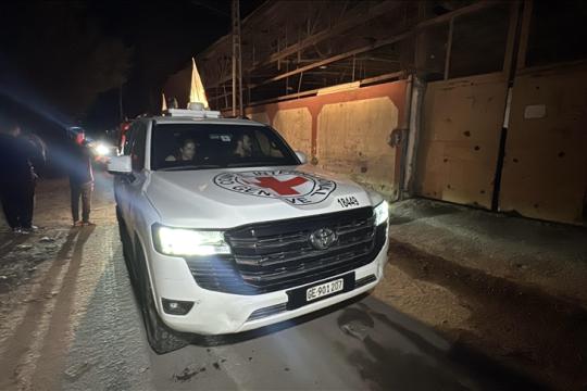 إسرائيل تتسلم جثة أسير من حماس عبر الصليب الأحمر بقطاع غزة