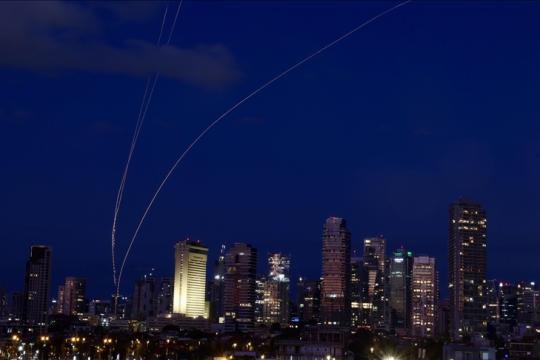 إسرائيل تخفف القيود الاقتصادية وتسمح بالعمل والتجمعات المحدودة قرب الملاجئ