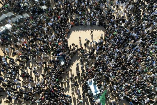 تشييع جثمان سيف الإسلام القذافي في بني وليد غربي ليبيا