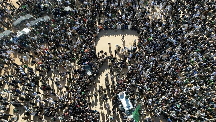 آلاف المصلين يؤدون صلاة الجنازة في ساحة المطار، وحضور محدود في المقبرة لعائلته وأعيان القبائل