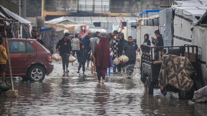 بلديات غزة: البنية التحتية المدمّرة وغياب المأوى يضاعفان مخاطر الأمطار والرياح
