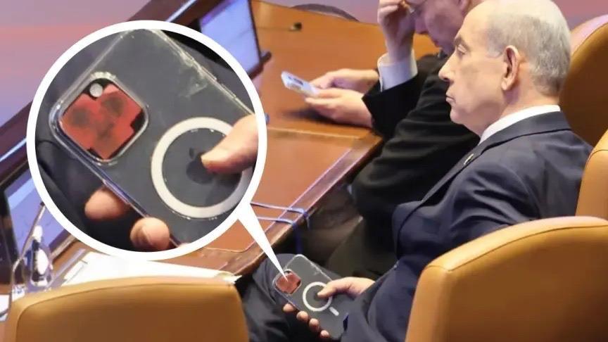 صور لنتنياهو بهاتف محمول مغطي بالكاميرات تثير جدلاً في إسرائيل