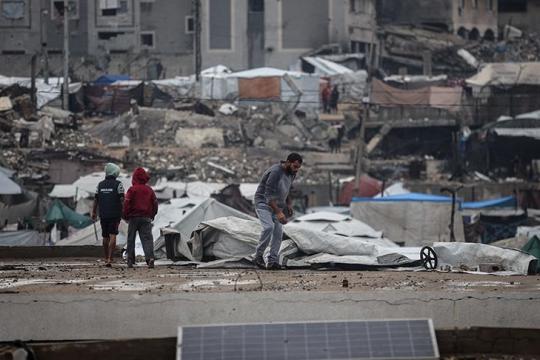 حماس تدعو المجتمع الدولي للتدخل العاجل بعد غرق خيام النازحين في غزة